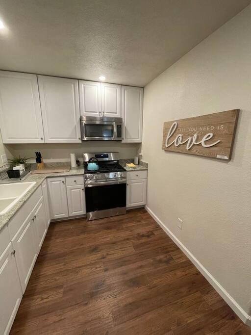 Apartmán Brand New 2Br Cute Blue Led In North Fresno Exteriér fotografie